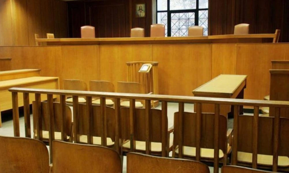 «Με εκβίαζε για να συνευρεθούμε ερωτικά και της έσπασα το αυτοκίνητο»- Όσα είπε ο 23χρονος που καταδικάστηκε για επίθεση με ρόπαλο στο αυτοκίνητο της πρώην του στο Βόλο
